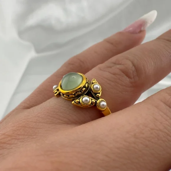 Vintage Elegant Gold and Green Stone Adjustable Ring - Picture 4 of 5